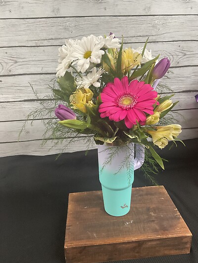 30 oz tumbler with floral arrangement